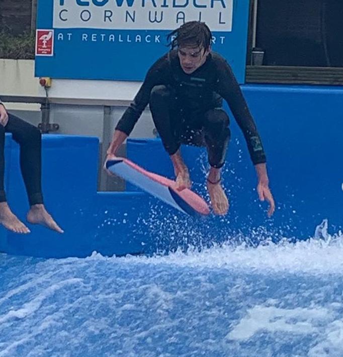 贝克汉姆二儿子大秀恩爱，怼脸自拍太像贝嫂，被说是“猪鼻子”