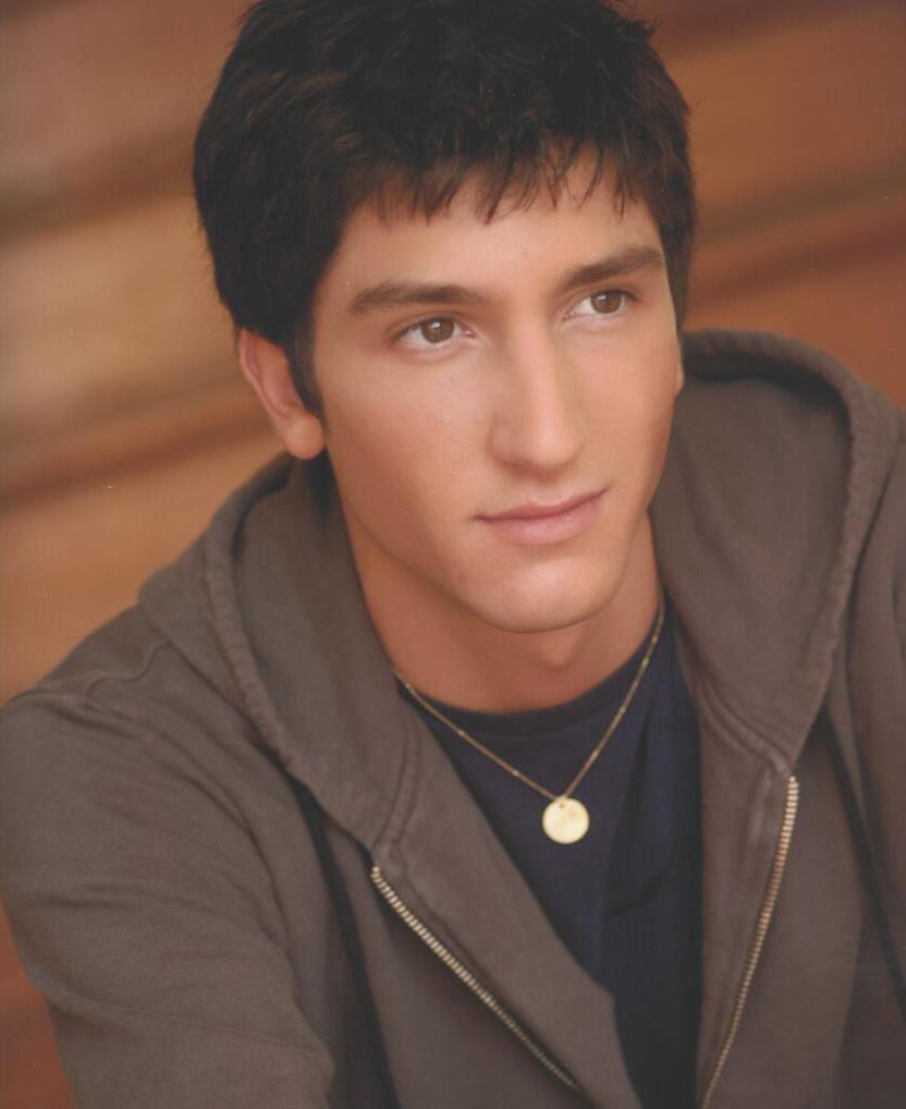 72岁王薇薇庆生照曝光，穿露背裙与男模贴身热舞，火辣身材似27岁