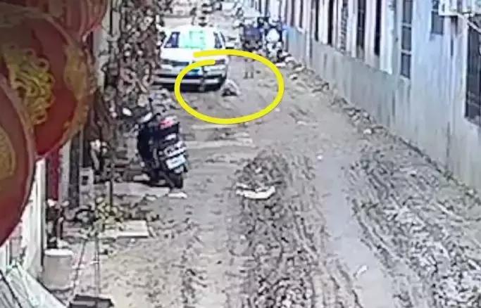 小孩蹲路中间玩被卷入车底动画,4岁女孩蹲着玩耍被卷车底