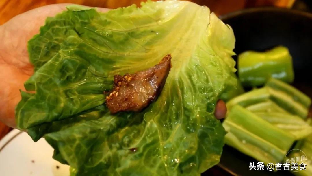 人山人海来吃肉,大哥小弟都说香