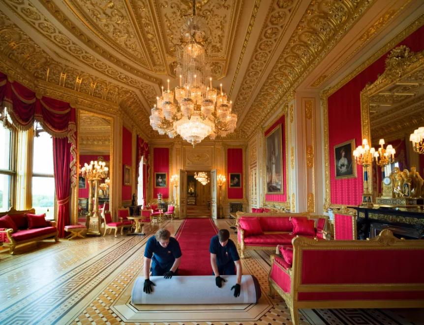 当王室成员打开大门在家里拍照时，我们才终可以一睹他们的豪宅