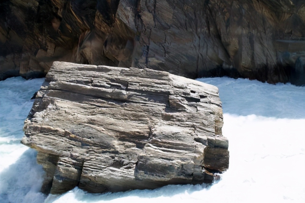 虎跳峡，以惊、奇、险而闻名天下，被誉为“中国最美的峡谷”