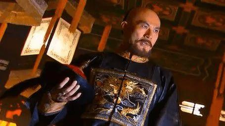 他被誉为“风月片”教父，拦截训练中的女兵，直言：我们结婚吧