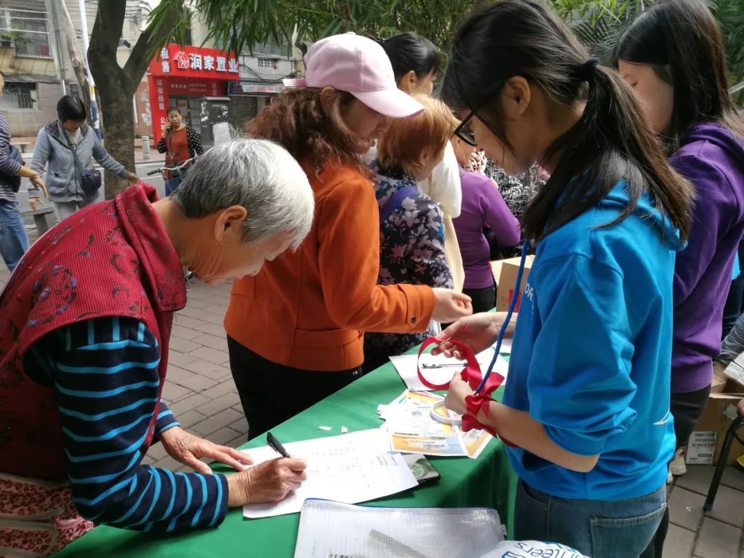 海珠|握手、拥抱、礼节性接吻不会感染艾滋病,但是这些行为会!