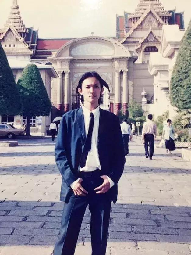 他卖掉豪宅搬进山洞,做出一个全世界风景最好的厕所