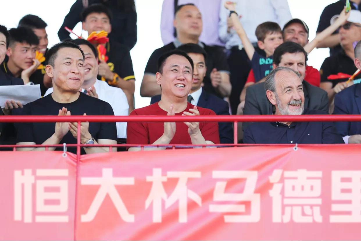 “努力学习刻苦训练”许家印亲临现场并鼓励小将