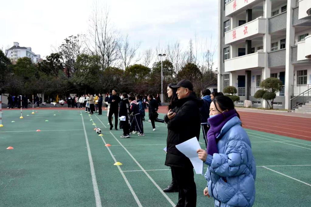 小学生足球绕杆比赛,小学足球绕杆接力比赛方案