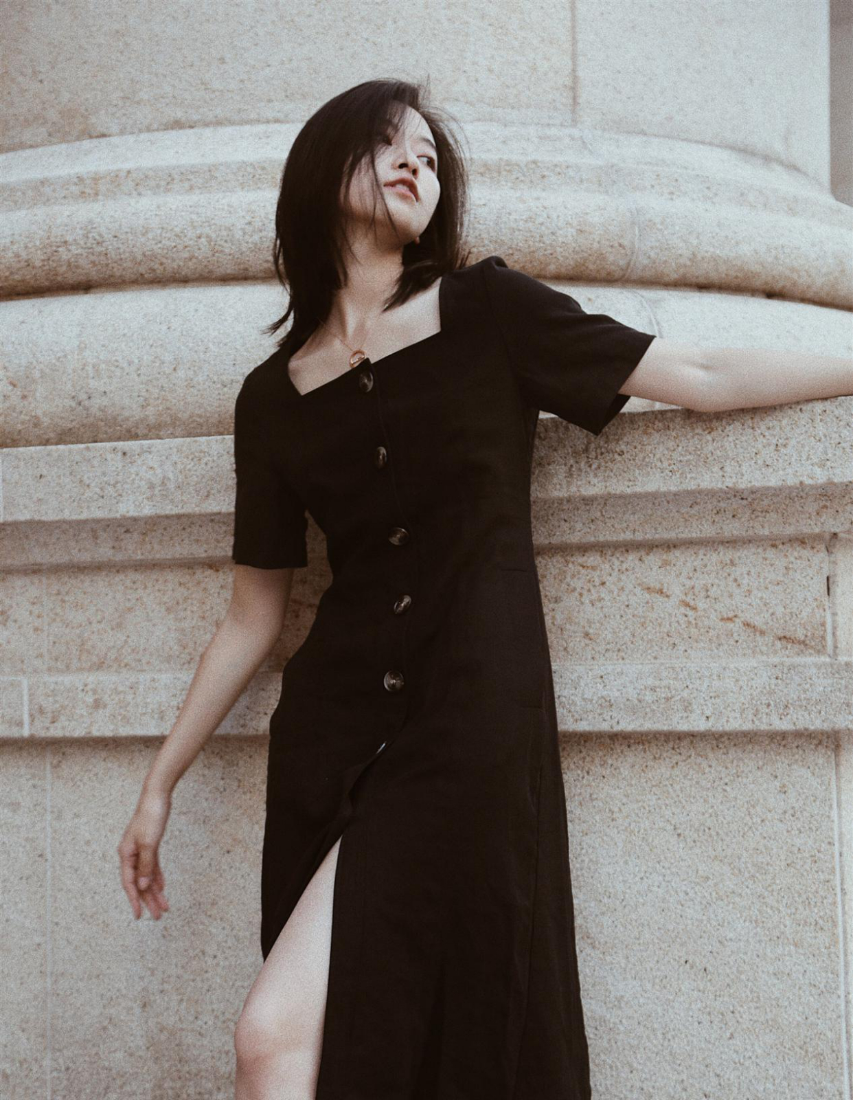 刘嘉玲黑外套红黑拼接毛线裙,刘嘉玲黑色礼服