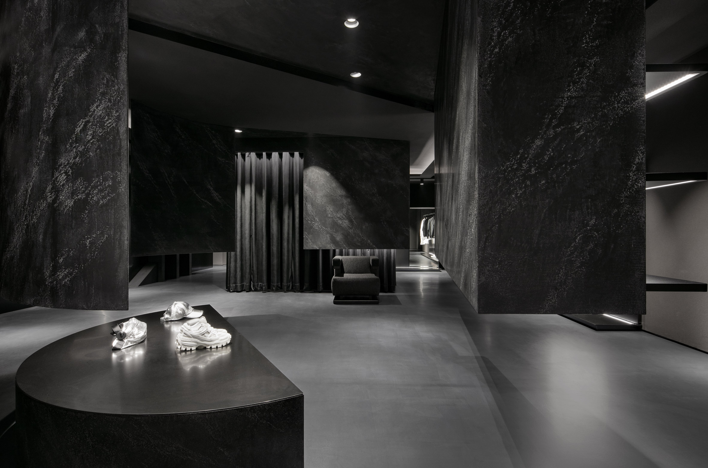 小众设计感服装店推荐性冷淡风,郑州德化街服装店暗黑风