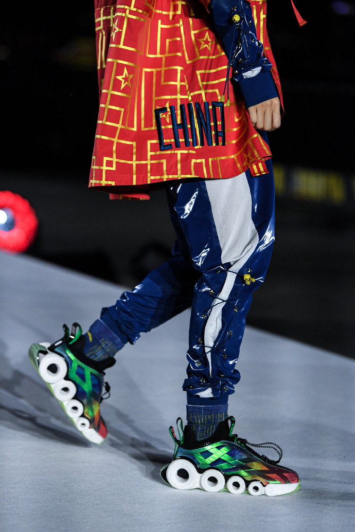 你没见过的安踏!走秀款曝光:中底霸气,系带方式新奇,霸气侧漏