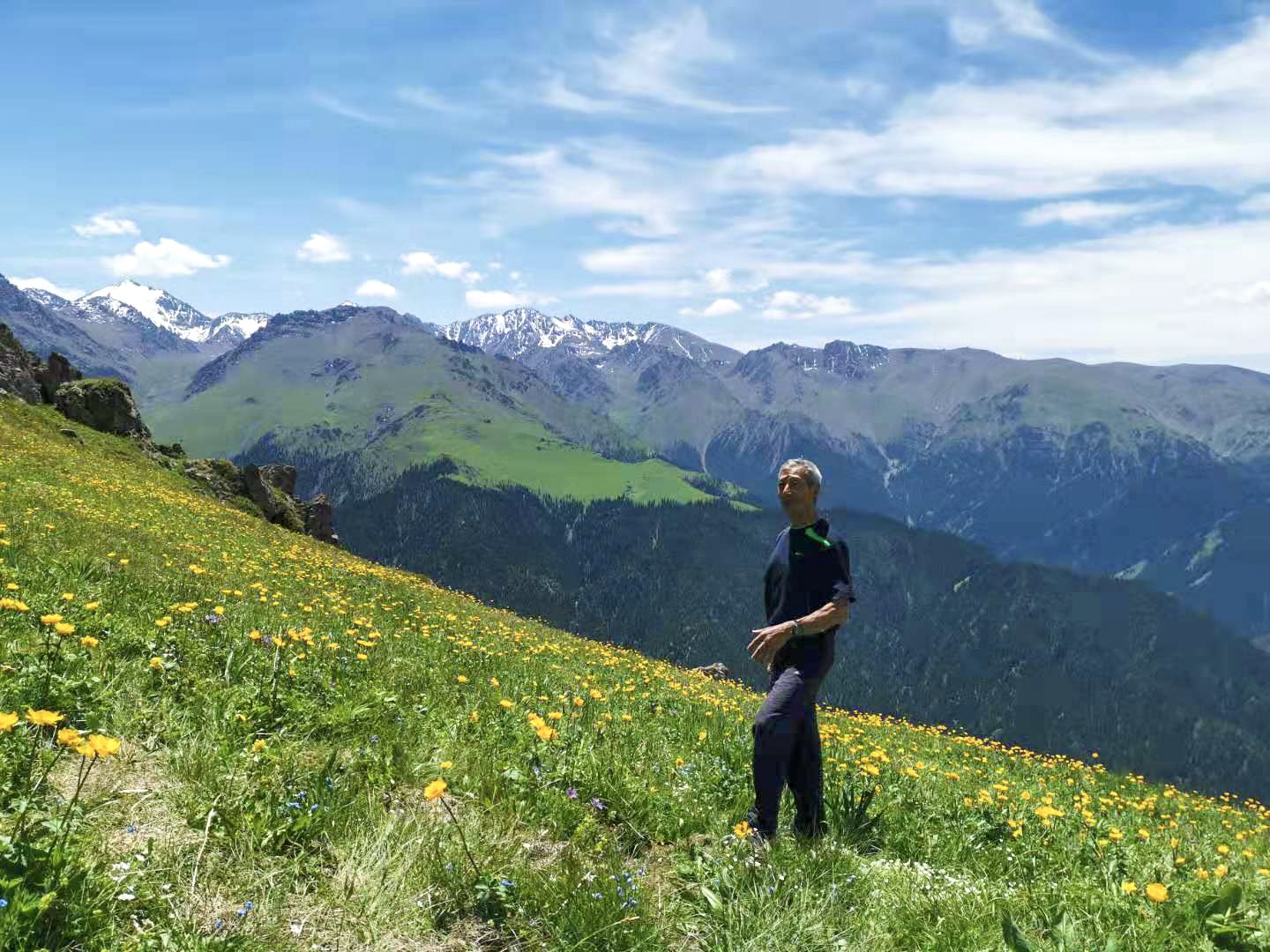 65岁老人新疆免费旅游一览表,66岁大爷游新疆