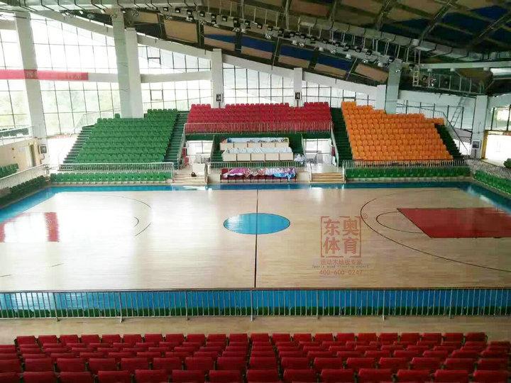 为什么篮球馆的木地板很滑,球馆地板太滑怎么办