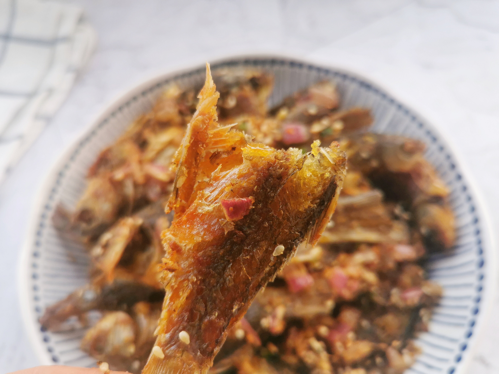 酥炸小鲫鱼怎么做不掉皮,炸小鲫鱼怎么做又酥又脆好吃