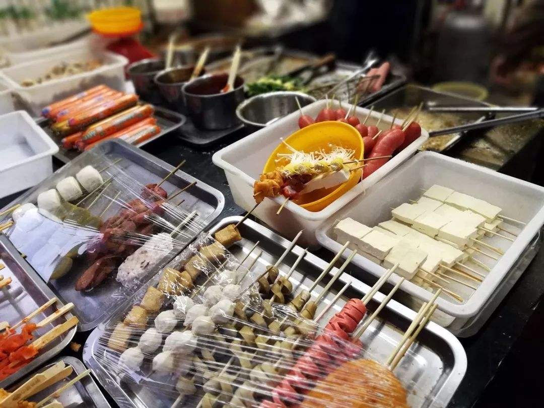 小伙仅靠炸串月入3万，中间可走过不少弯路，小伙：我想帮助大家