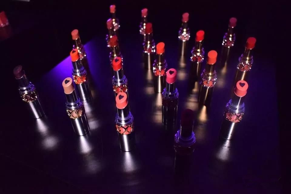 ysl黑心唇膏草莓红,ysl黑心夹心唇膏