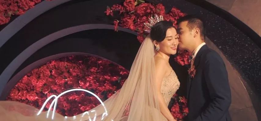 原来婚礼可以这么有氛围,红色的婚礼如何才能不俗气