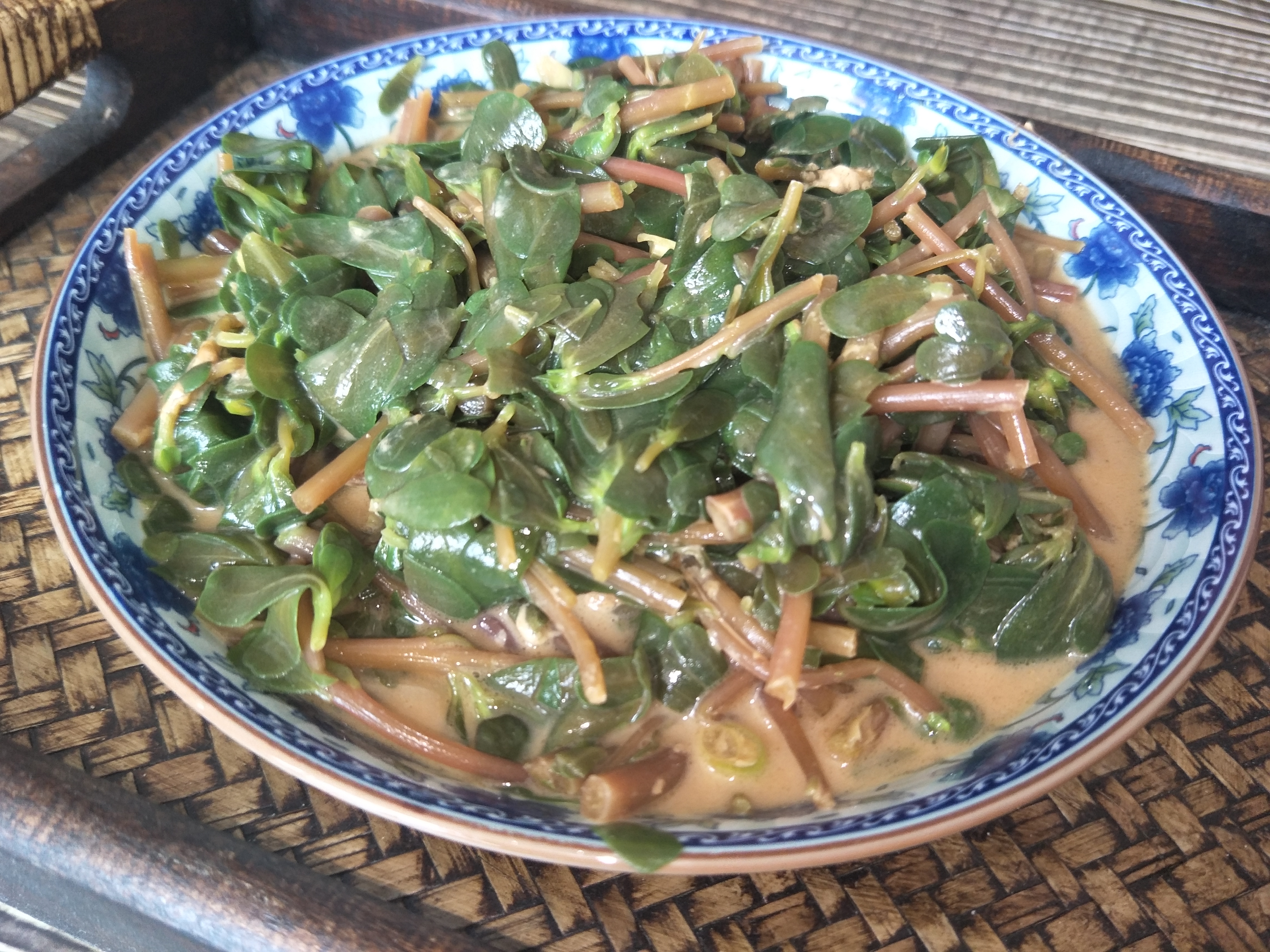 7旬老人卖野菜2元一斤,大妈野菜被贩子卖2元