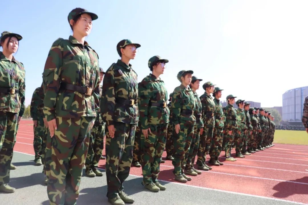 用最酷的姿势开场|沈阳城市学院举行2020级新生军训开营仪式