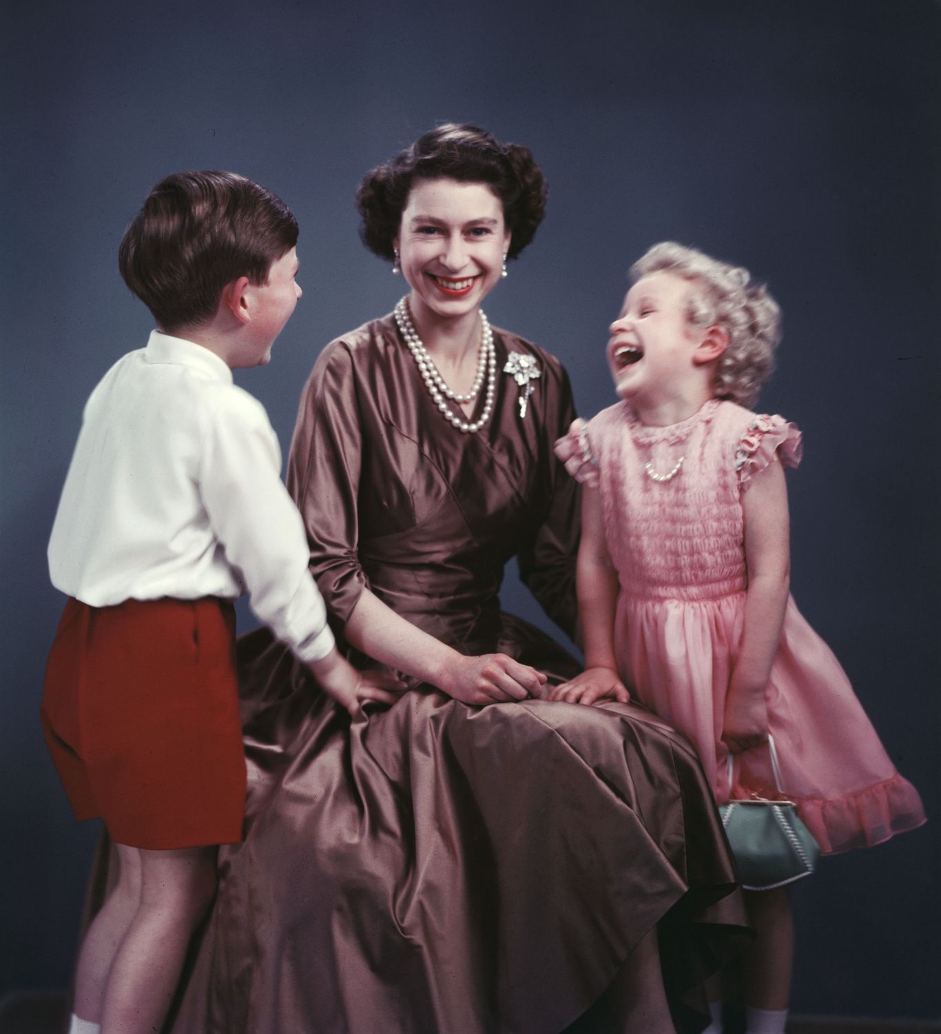 粉红美钻送公主，成全莉莉贝特少女心，女王的这枚花型胸针不简单