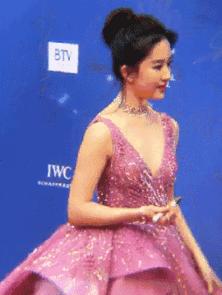 怎么改善溜肩让肩膀变平的视频,溜肩一招改善