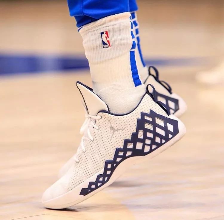 詹姆斯21代篮球鞋nba球员上脚,nba球星上脚球鞋詹姆斯18low