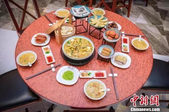 大叔年薪365万,男子做烧饼年薪35万