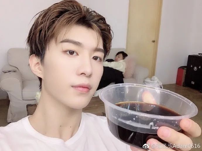 水肿张艺兴,张艺兴起床水肿