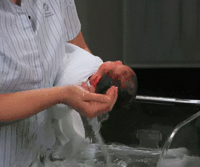 新生儿洗头洗澡注意事项,给新生儿用艾水洗澡要注意什么