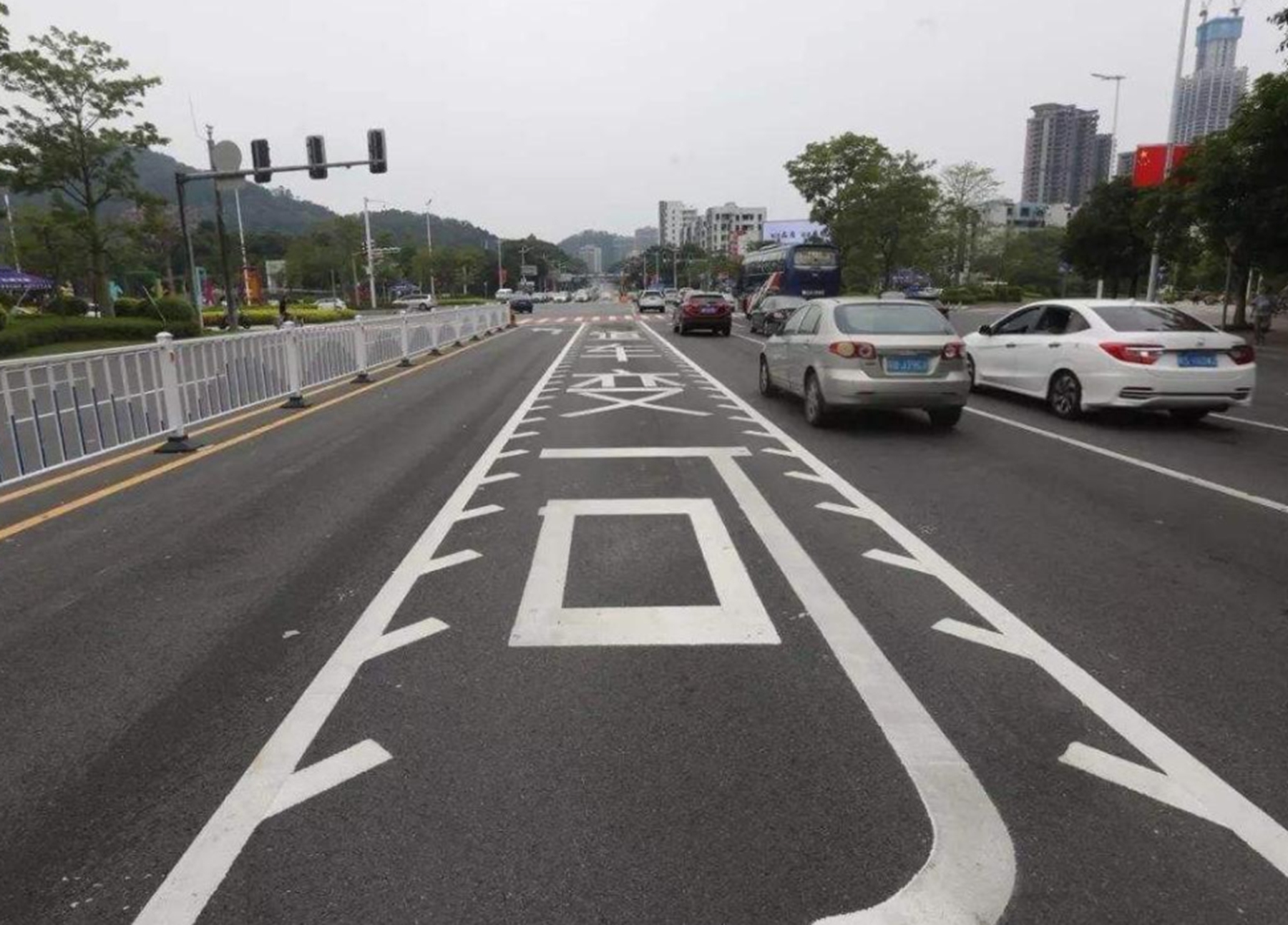 所有车道都是锯齿车道什么意思,有锯齿车道是什么意思