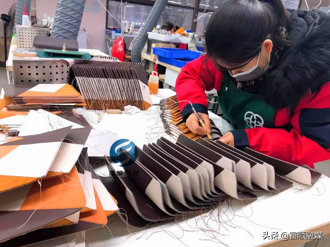 在富顺，有一艘皮具航母，她的名字叫中国红谷！