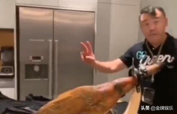 周立波分享五一假期的动态！在家里吃上万元的西班牙顶级火腿