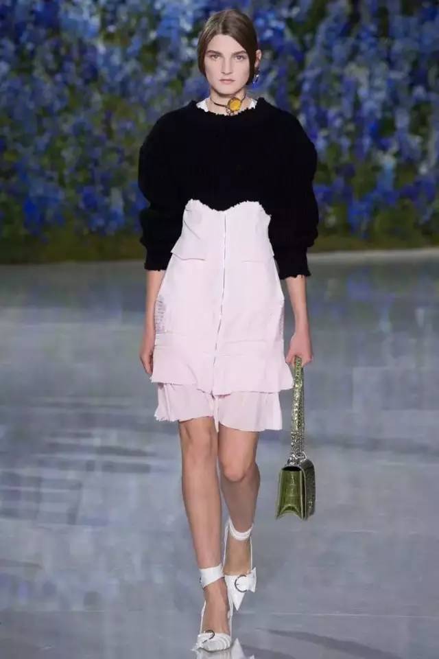 唐嫣一袭红衣亮相代言珠宝,唐嫣私下的珠宝