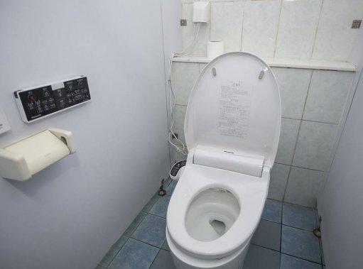 智能马桶盖板松动维修视频,马桶盖上下松动维修视频