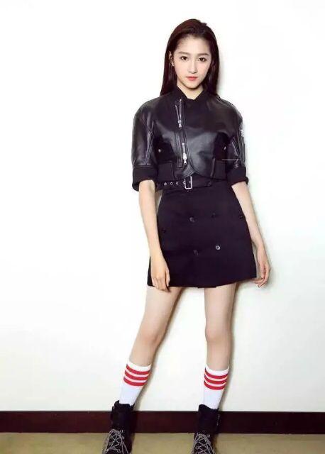 关晓彤二十不惑小白裙,关晓彤20岁礼服