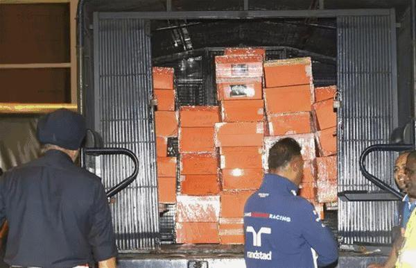 范冰冰佩戴千万宝石项链,马来西亚范冰冰服装