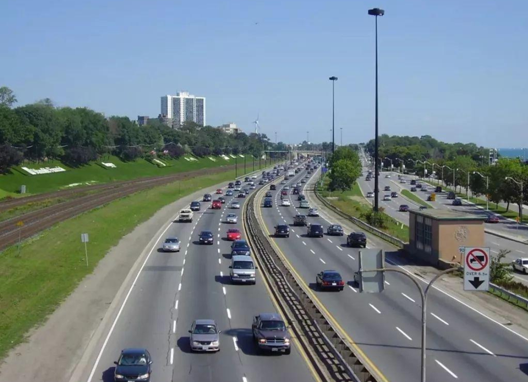 前车出现故障不动时，后车压线变道会扣分吗？交警：再说最后一遍