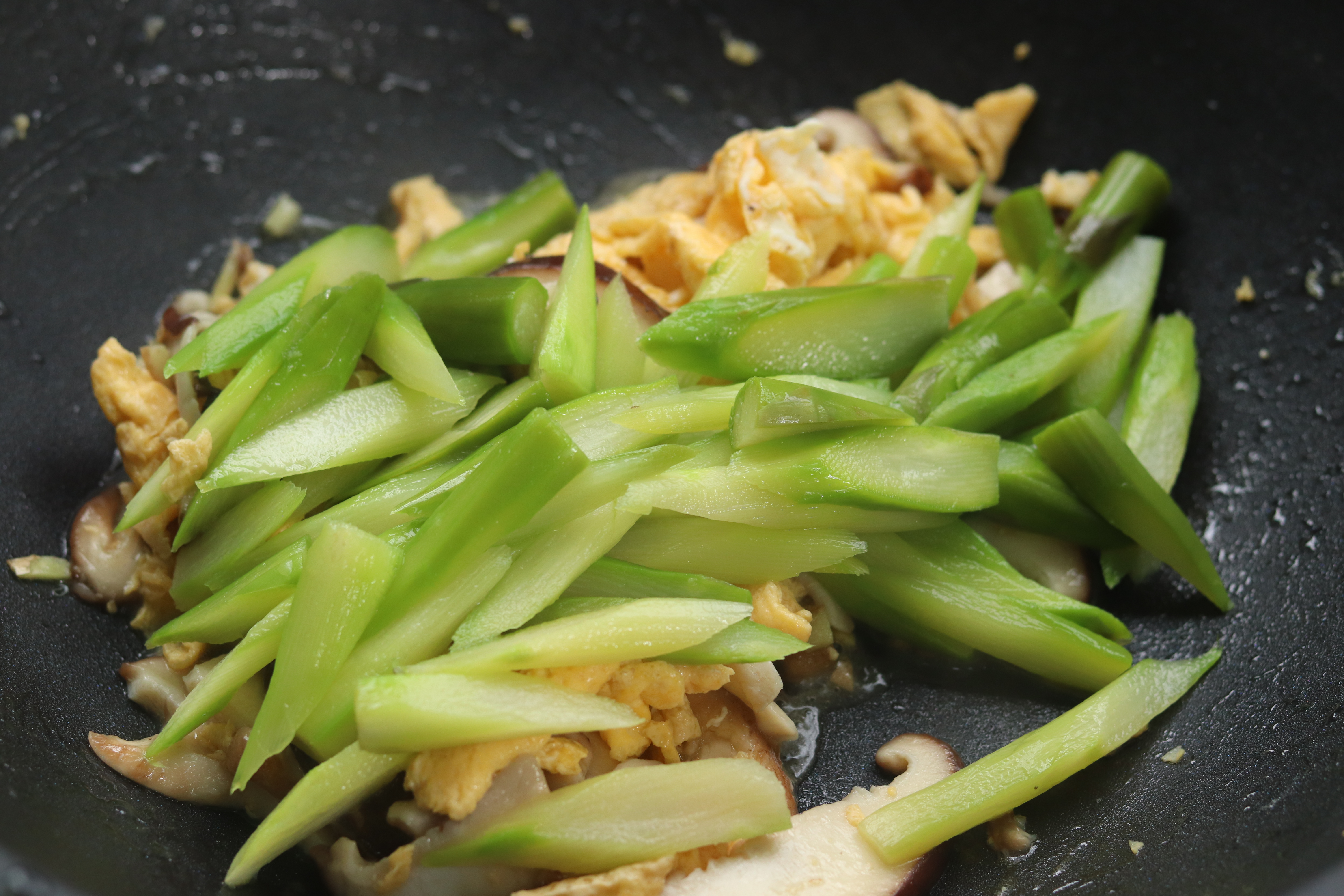 芦笋怎么做好吃还用焯水吗,芦笋忘记焯水炒熟后能重新焯水吗