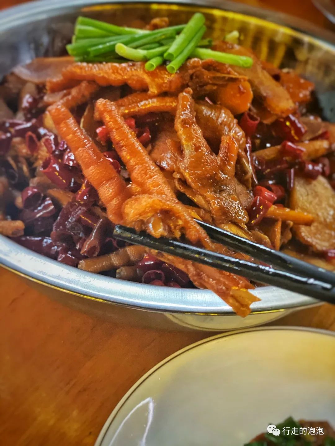 「岳阳攻略」被誉为“湖南夜宵扛把子”的烧烤城，还是小龙虾基地