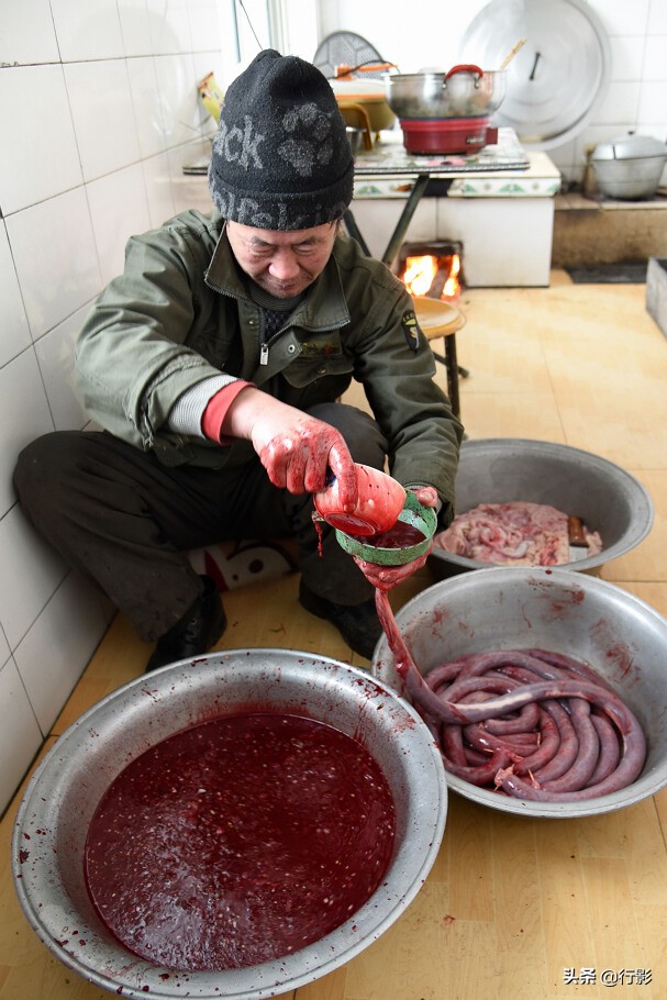 南方人感受东北杀年猪,冰天雪地杀年猪热气腾腾东北味
