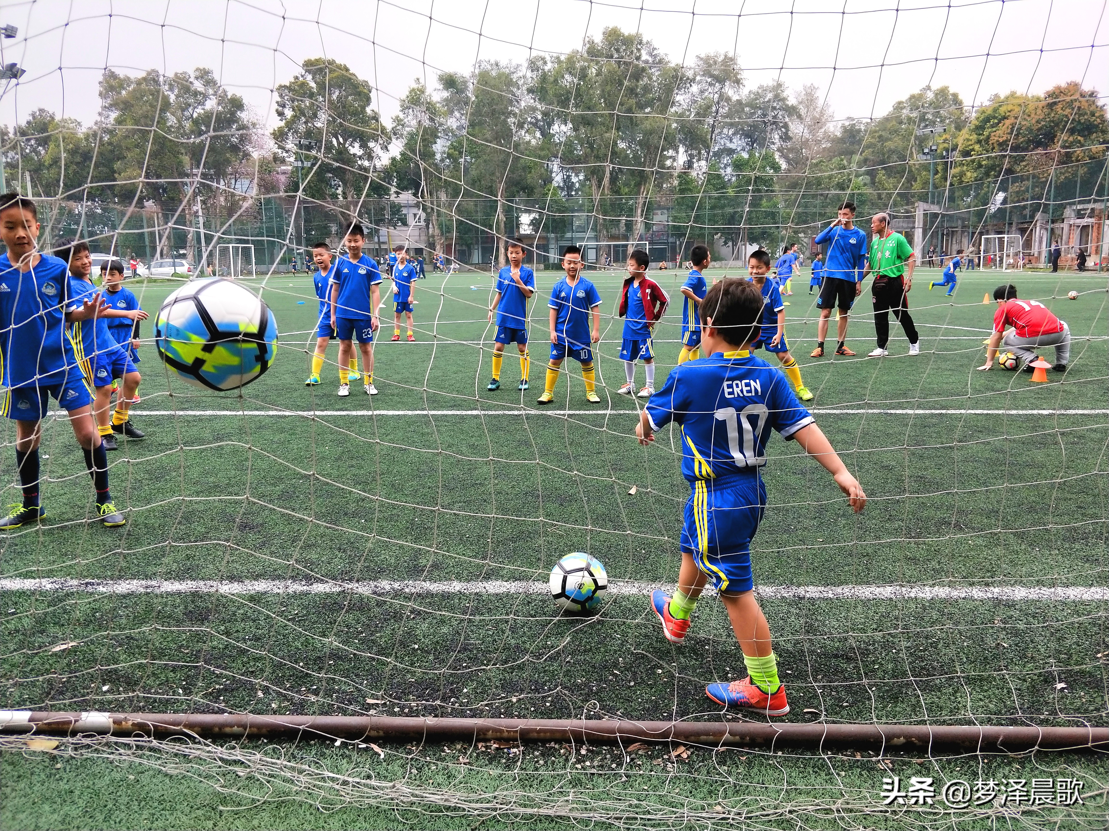 少儿足球坚持梦想,少儿对足球的热爱