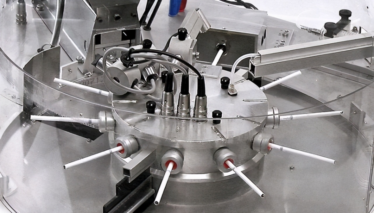 为证明吸烟无害，英国*草烟**公司连续3年，每天让狗狗吸食30支烟