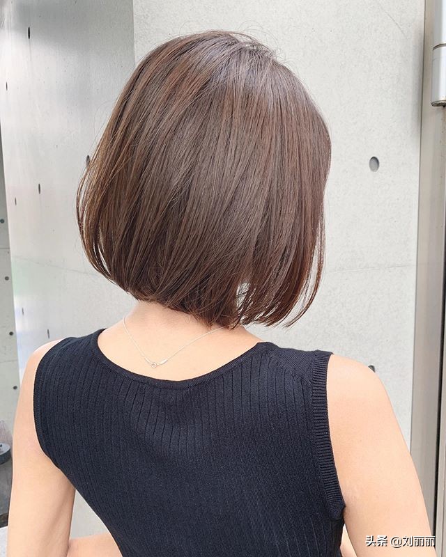 最新短发气质洋气女,女性头发稀疏适合的短发40岁左右