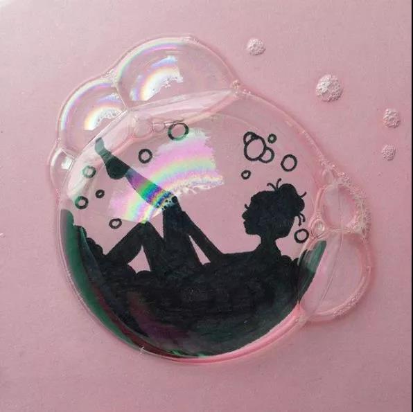 你可以擦掉那滴水，或者顺势用它画点不一样的美丽