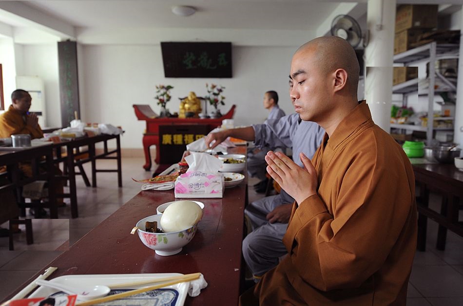 为什么寺庙里很多年轻人做和尚,年轻人不努力去寺庙