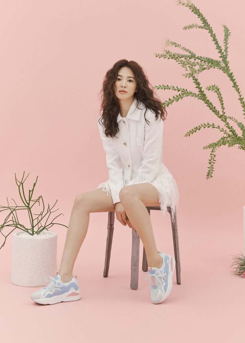 38岁宋慧乔解锁红西装港风造型,宋慧乔浪漫满屋羊毛卷发型