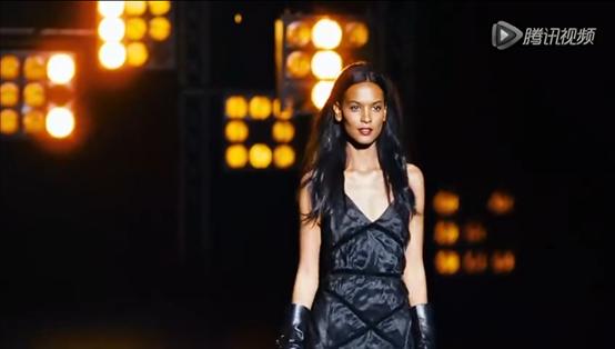 《沙漠之花》：一个女人坚强的改变，一种残忍习俗的反对