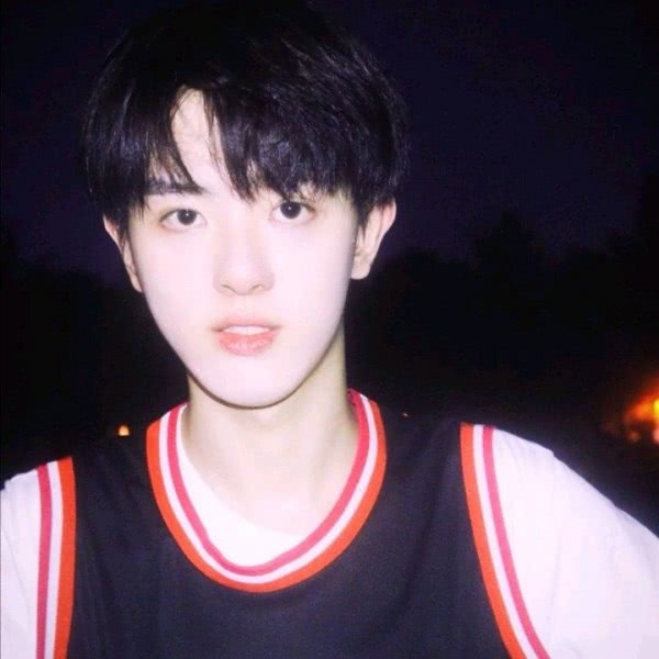 抚摸男人头代表什么,男生摸女生的头代表什么意思呢