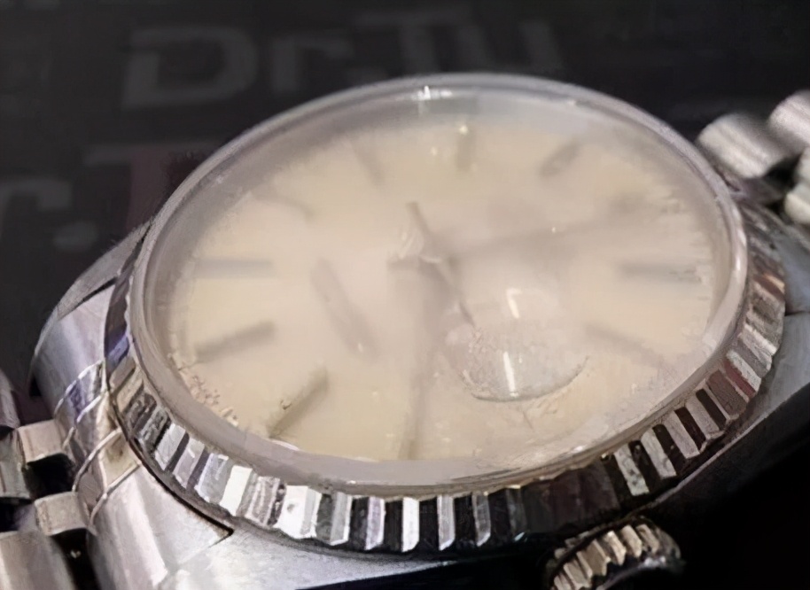 新买的手表发现有个点,偶的店