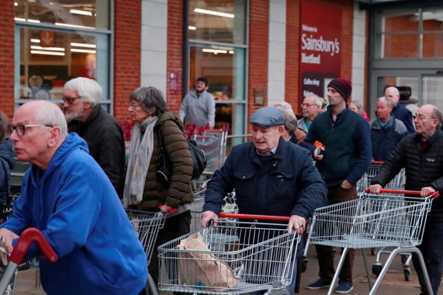 英国恐慌抢购扫空超市，老奶奶发出心酸恳求：年轻人，考虑下我们