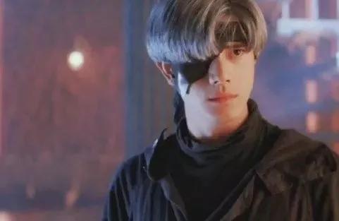 这一届的年轻人，都在学“全班最丑”的郭富城摇头